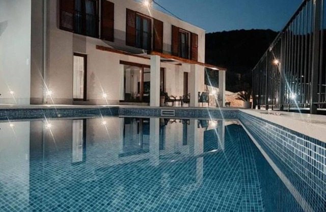 Five bedroom Villa with Terrace and Swimming pool