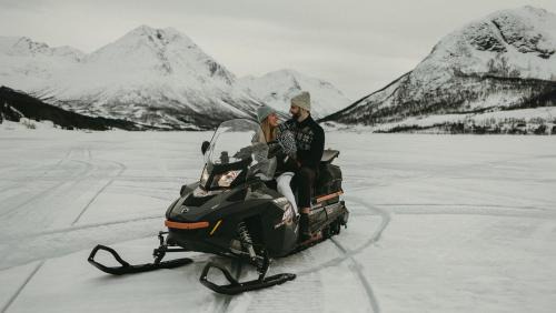 Fjord Stay with firepit, snowmobile rental and free snowshoes