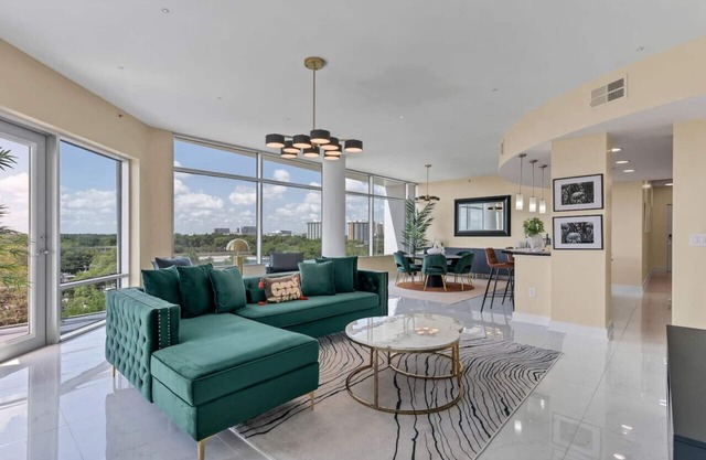 FL King Velvet Suite- 3bdrm/2Bath-2000 sq ft