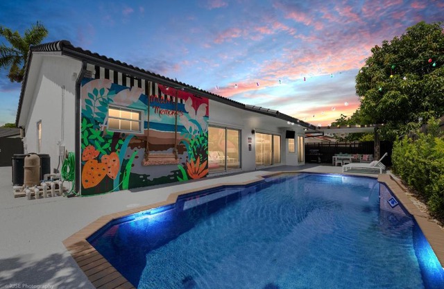 Flamingo's Resort - Work Area, BBQ, 5 Bedrooms & Game Room