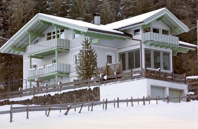 Flat in a panoramic location and close to the ski bus