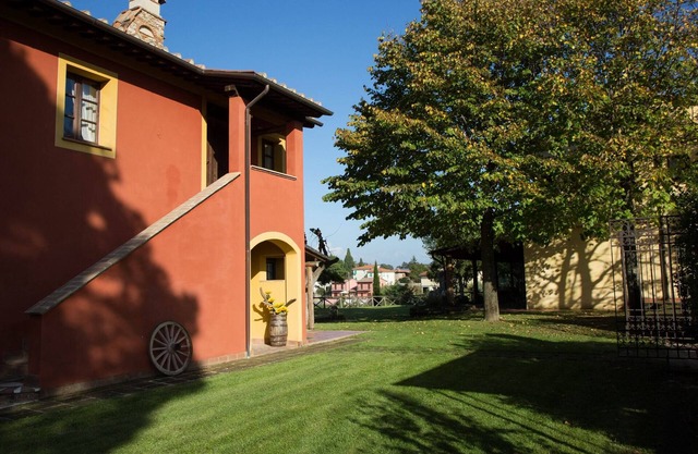 Flat in Lari, A/C, terrace, pool, restaurant, Wi-Fi, close to the village, Me