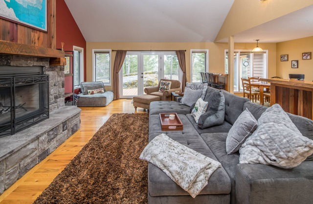 Flathead Lake views, fireplace, private deck & jetted tub - Whispering Rock