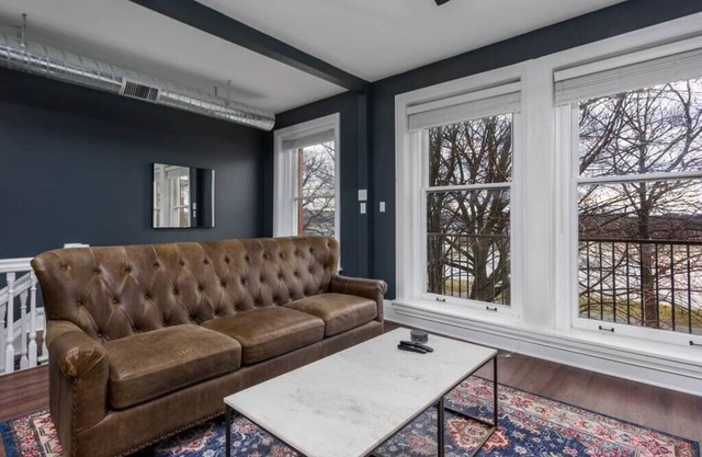 Flats on Front - Riverfront Gem, Fast Wi-Fi, 3F