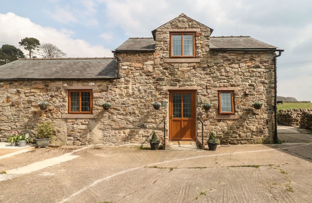 FLETCHERS BARN, family friendly, with open fire in Alderwasley