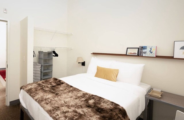 Flexhome Cream City 2BR Apt - Just 3 Blocks to Fiserv with Gym and Parking