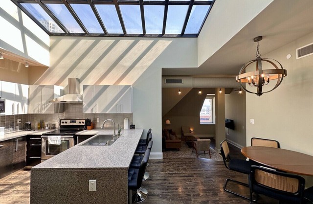 Flexhome Downtown Luxury 2BR Penthouse Apt