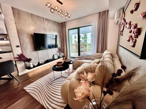 FLH - La Vie En Rose Gold w Balcony & Free Parking