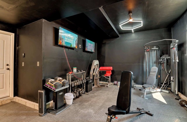 FlightDeck Hot Tub Under the Stars | Full Gym Projector Near Downtown CS