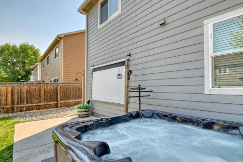 FlightDeck HotTub Fireplace NearAirport FamilyHome