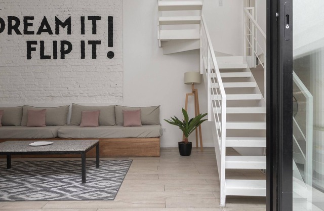 Fliphaus + Loyola 1500 'B' - 3 Bd Pool & BBQ