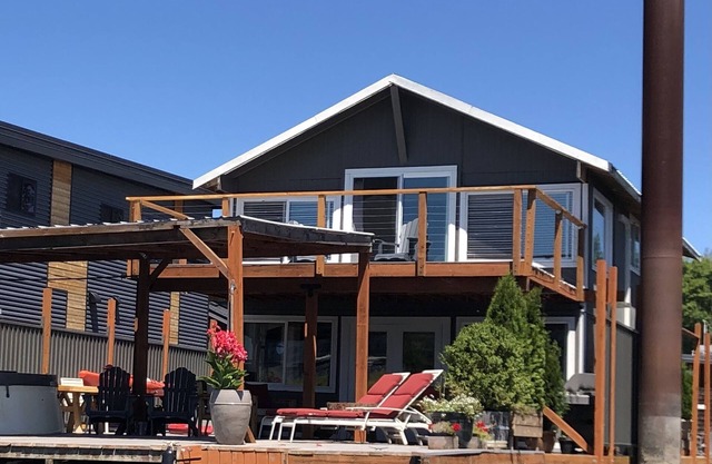 Floating home, front row