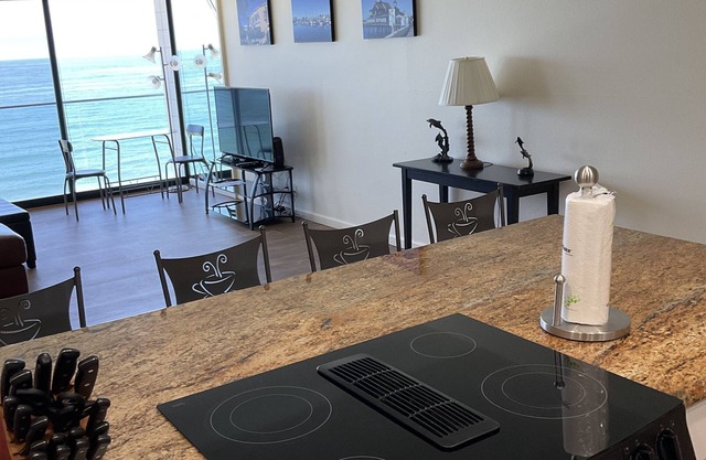 floor to ceiling windows,180 degree view of ocean, 11th floor