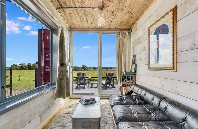 Flophouze Shipping Container Hotel - Houze 5