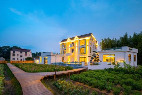 Floral Hotel Jiuhuashan Xiluzhanyi B&B