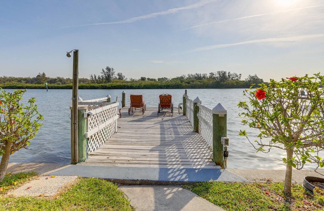 Florida Cottage - Walk to Redington Shores Beach!
