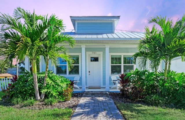 Florida Cottage close to AMI, IMG and downtown