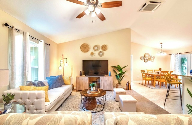Florida oasis w/large screened patio & roomy master suite