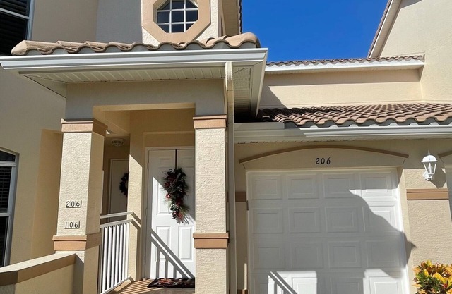 Floridian style Condo overlooking the pool. Gollf community, 7 mins from beach