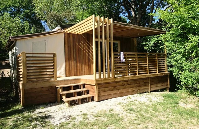 Flower Camping La Beaume * - Chalet Pili-pili Bois 32m2 CONFORT 3 bedrooms + semi-covered terrace 7 people