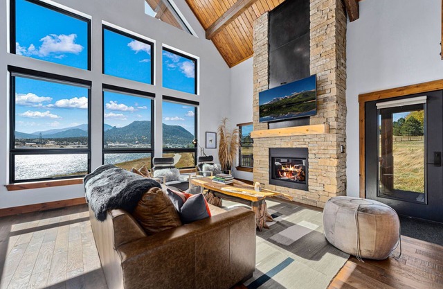 Fly Rod Inn – Two Large Patios, Jacuzzi and Indoor/Outdoor Fireplace