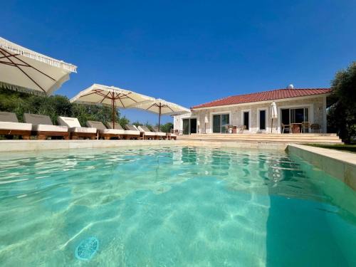 FOFO Platana Beachfront Villa