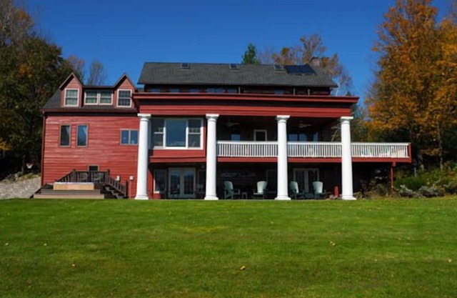 Foliage, hot tub, fabulous kitchen, views galore! Snow is coming! Come enjoy!