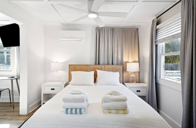 Folliday Inn- The Streamliner - Room 31