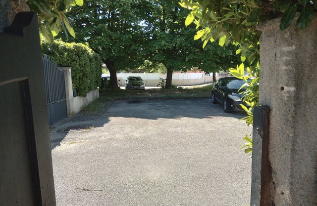For rent - Studio 40 m² with mezzanine, private garden, air conditioning and utilities included