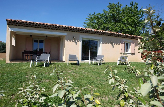 Forcalquier, Villa Avec Trois Chambres et Piscine Privée Chauffée