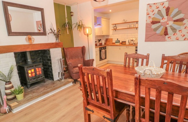 FOREST RETREAT, 7 SOUTH GREEN, pet friendly in West Woodburn