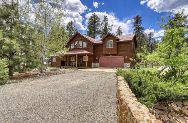 Forest View House: Cozy Cabin with Huge Deck, Mountain Views, and Access to Turkey Springs Trails