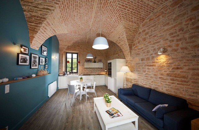 Former convent from the 17th, renovated, private garden, Beaune center