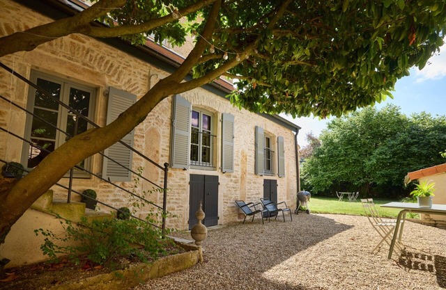 Former convent from the 17th, renovated, private garden, Beaune city center