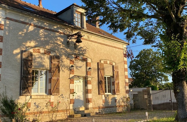 Former hamlet school, house with 500m2 enclosed grounds and swimming pool.