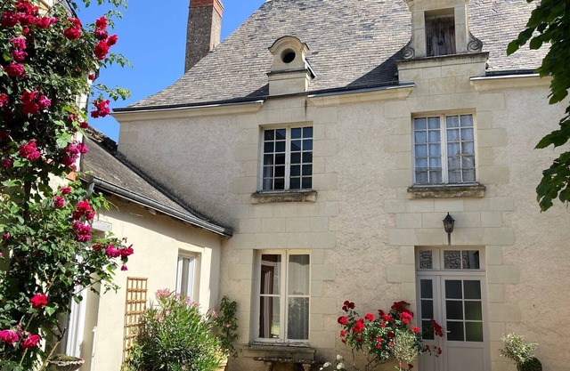 Former presbytery with garden in the heart of the vineyards