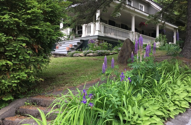 Former Sea Captains' 1850s Greek Revival home minutes to town and boat launch