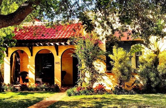 Fort Lauderdale Location! Close to Beach, Shops, & Restaurants