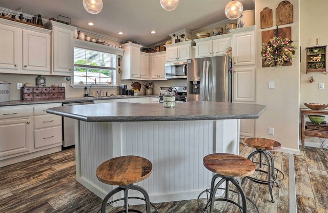 Fort Myers Retreat w/ Grill ~ 1 Mi to Beach!