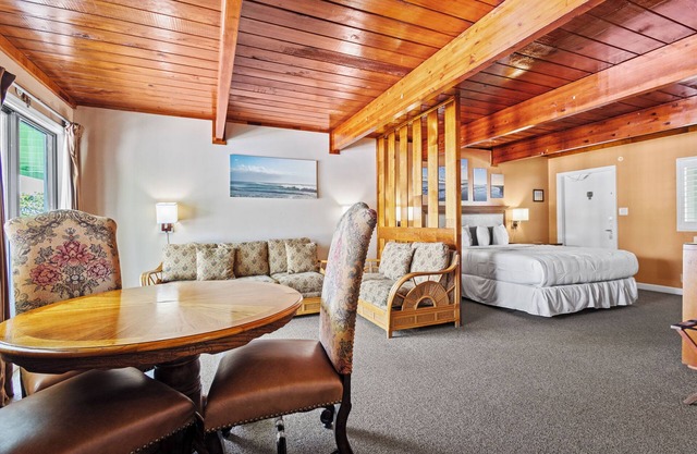 Fort Pierce Oceanfront Inn- Suite- King Bed #6
