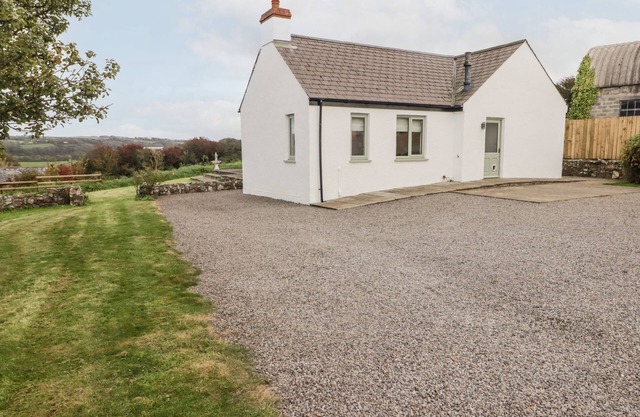FOUNTAIN FOLLY, pet friendly, country holiday cottage in St Dogmaels