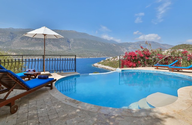 Four Bed Villa with infinity Pool and Stunning Sea View