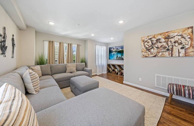 Four bedroom townhouse in United States of America, Newark