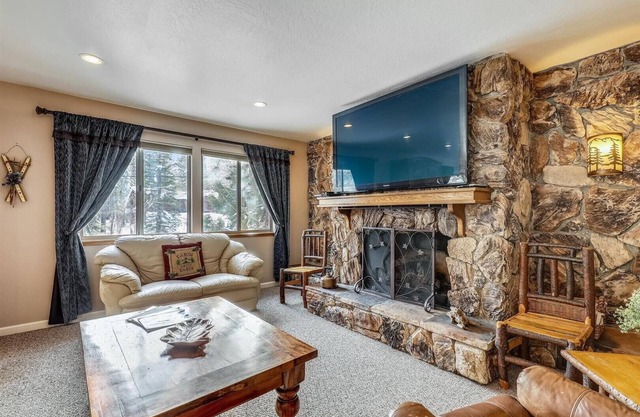 Four Bedroom Walking Distance to the Lake
