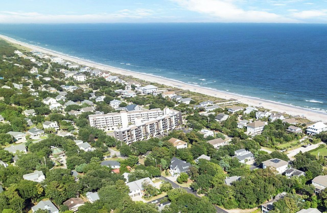 Fourth Floor Condo Across from Beach Access, Balcony, Pool, Grill Area, Elevator
