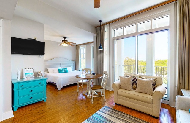 Fourth-floor studio with shared pool, fast WiFi, washer/dryer, & central AC