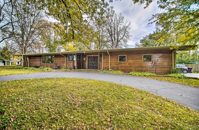 Fox River Grove Home: Pets Welcome!
