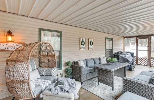 'Foxes Den' w/Hot Tub, Pool Table & Fire Pit!