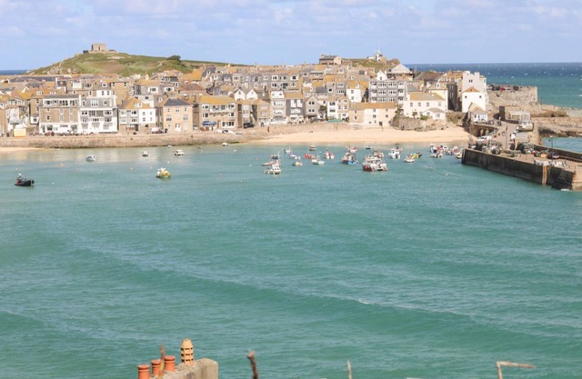FOXGLOVE BARN, luxury holiday cottage, with a garden in St Ives