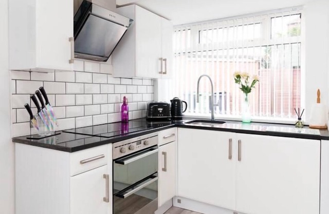 Foxwood 3 Bed Apartment Secure Parking w garden
